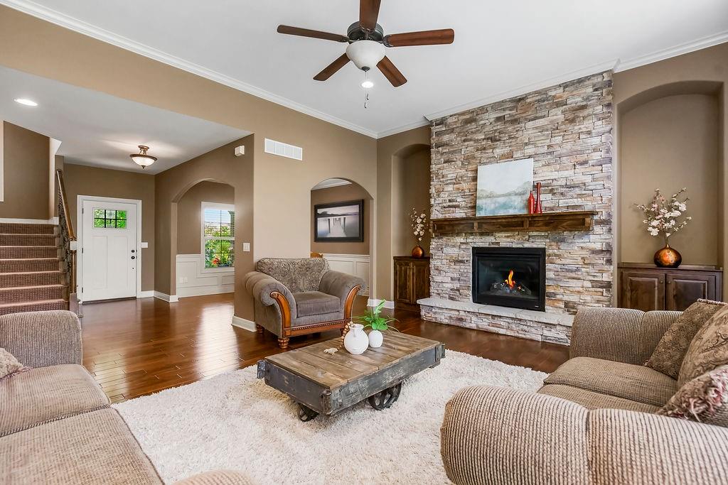 112 NW Whitman Drive