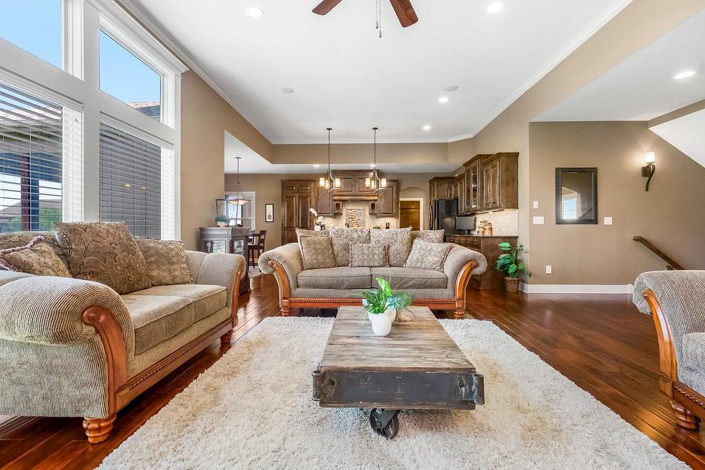 112 NW Whitman Drive