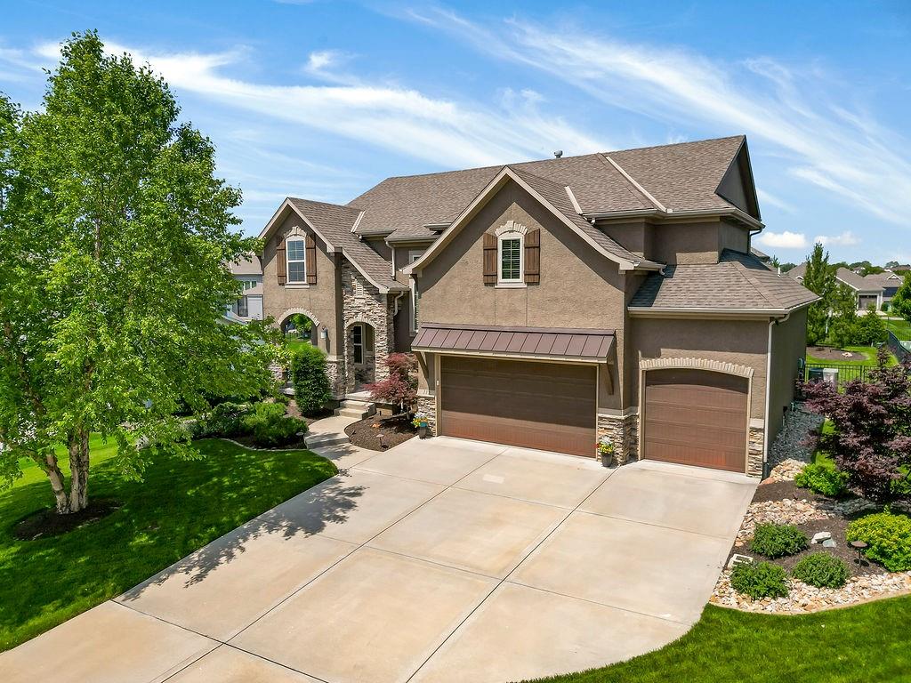 112 NW Whitman Drive
