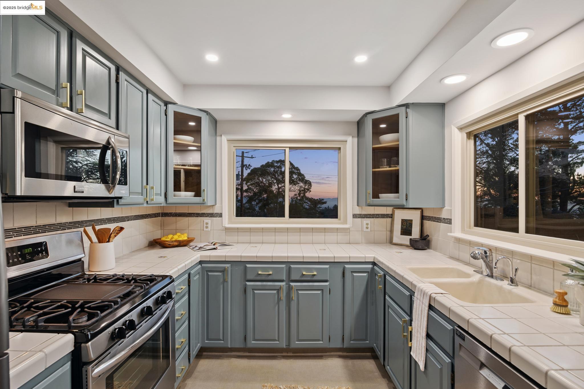 5690 CHELTON DRIVE, Oakland