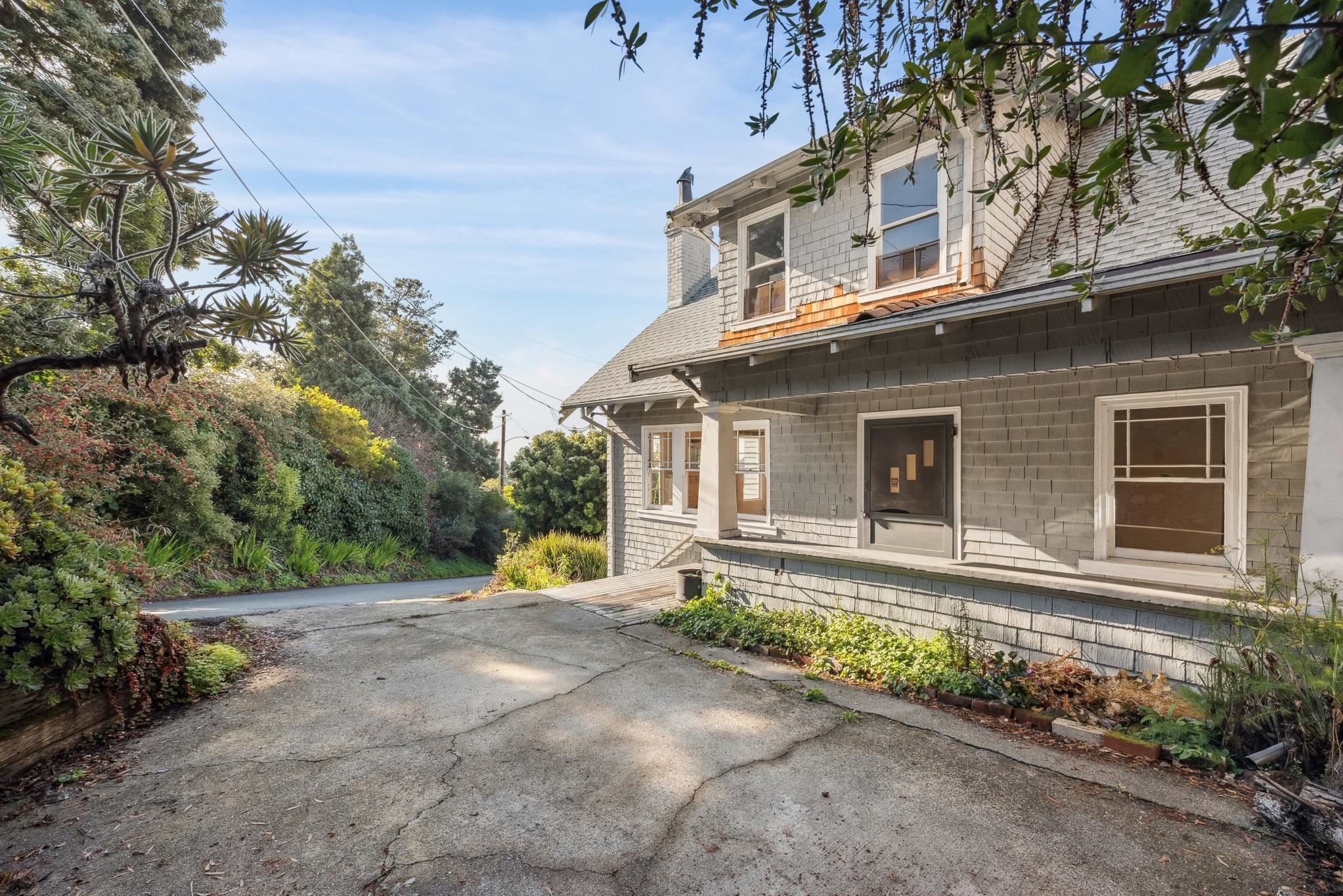 5765 MANILA AVE