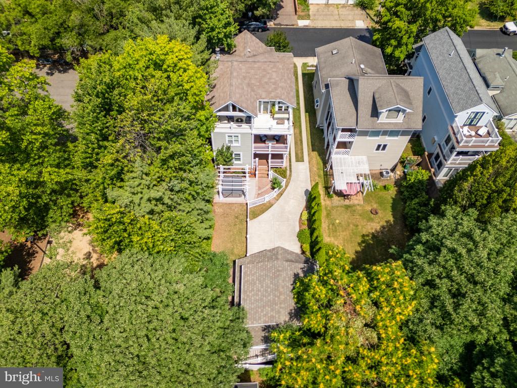 215 Chester Ave