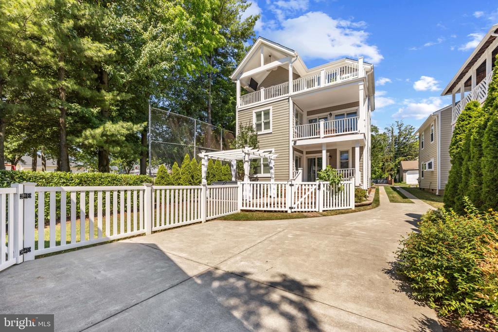 215 Chester Ave