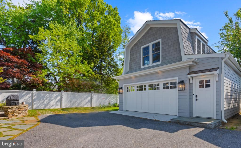 54 River Dr