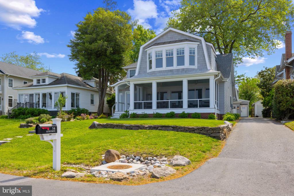 54 River Dr