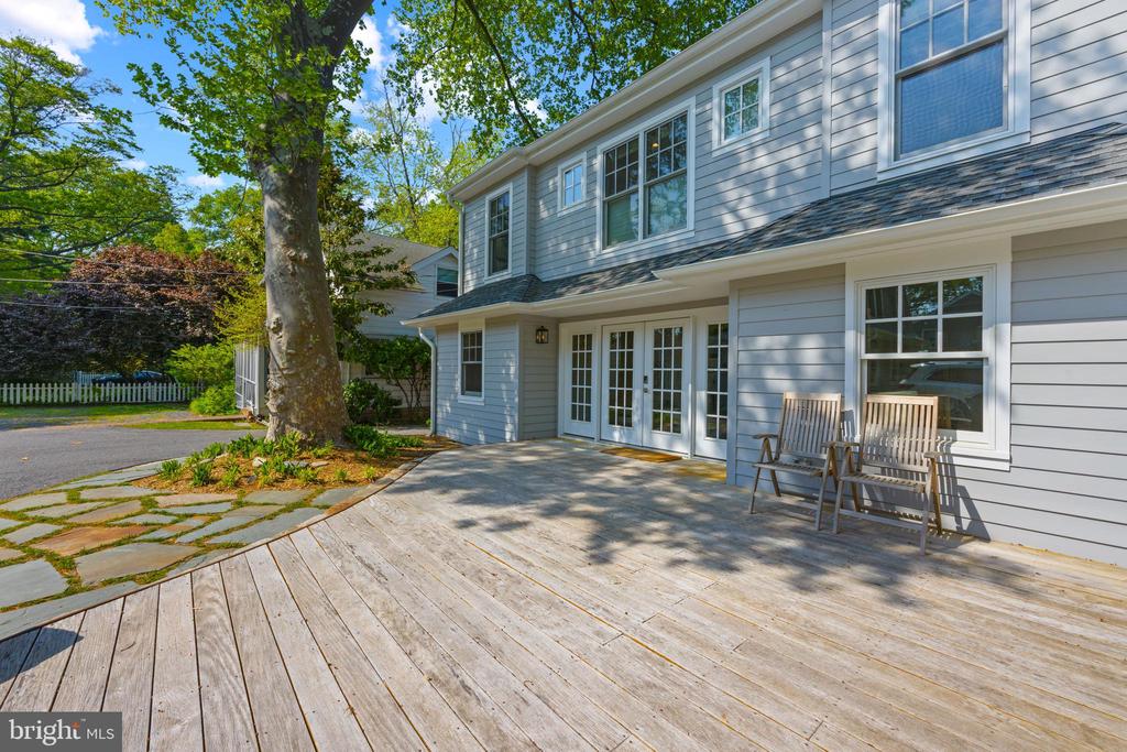 54 River Dr