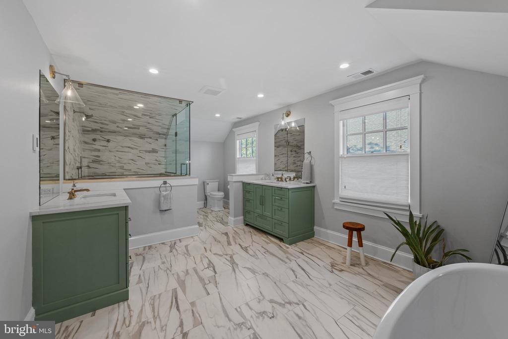 54 River Dr