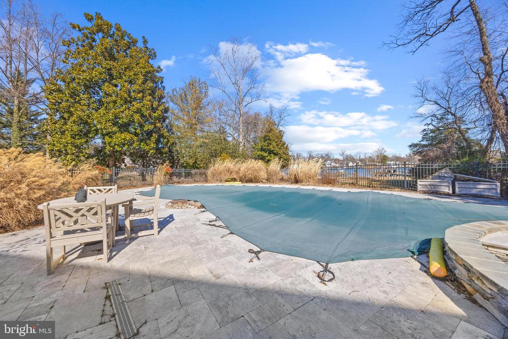 415 Edgewater Rd
