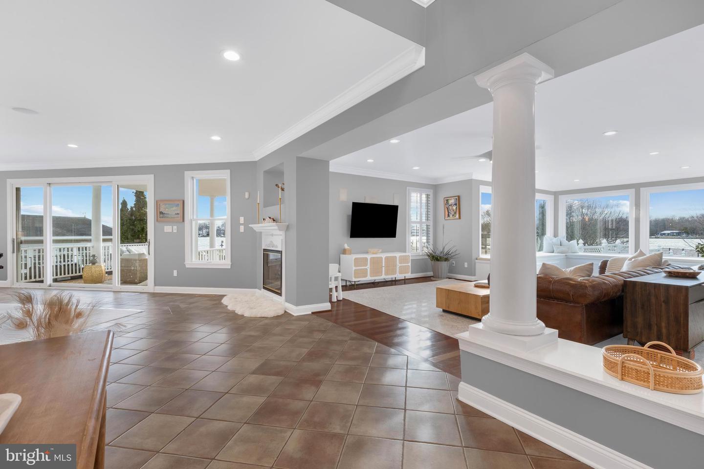 1291 Hollywood Ave