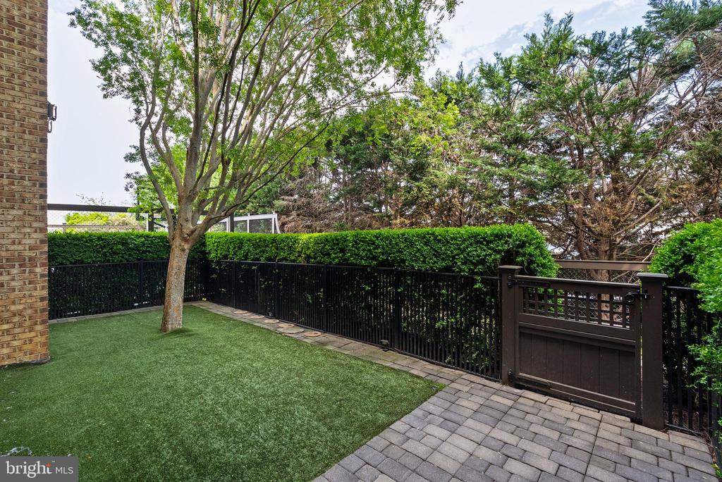 806 Coachway
