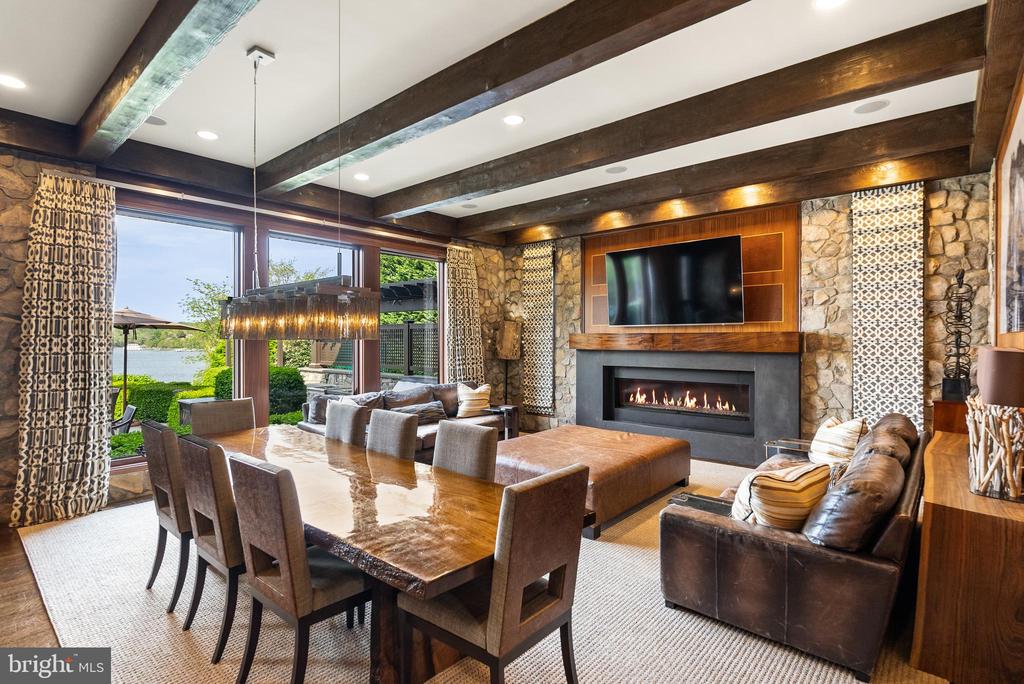 806 Coachway