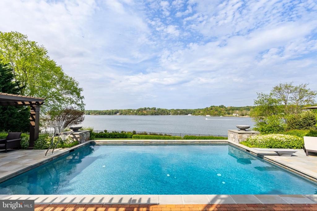 806 Coachway