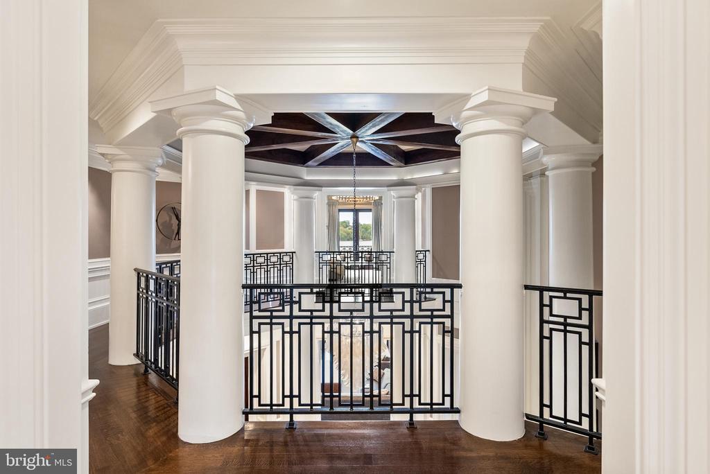 806 Coachway