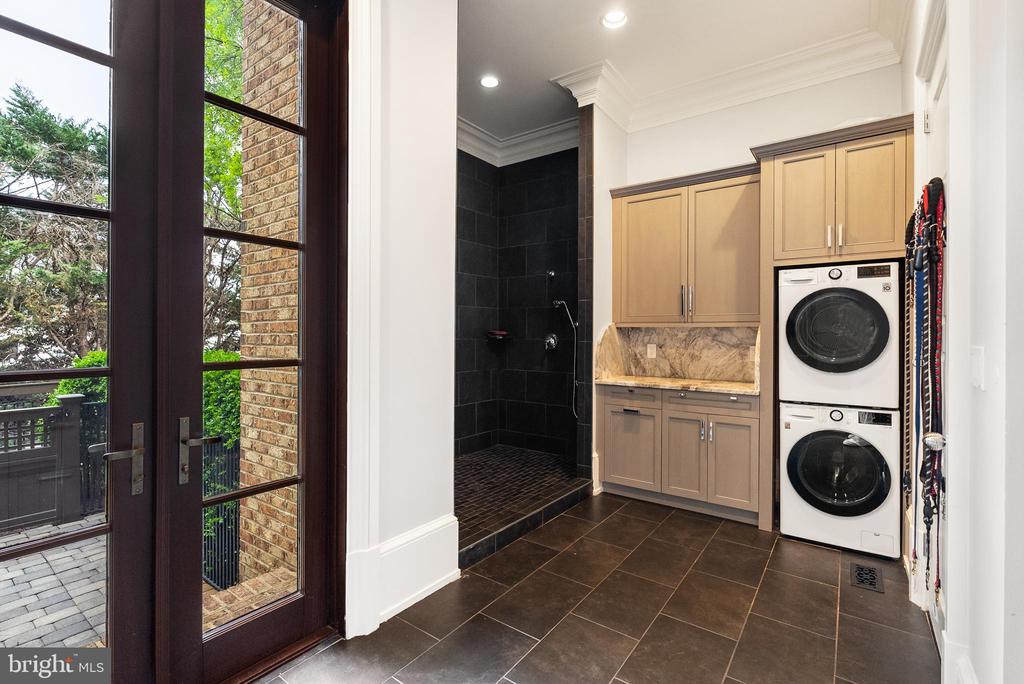 806 Coachway