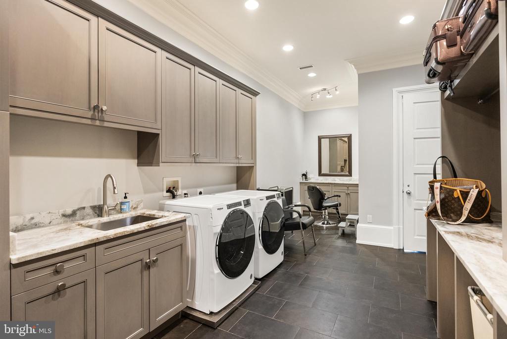 806 Coachway