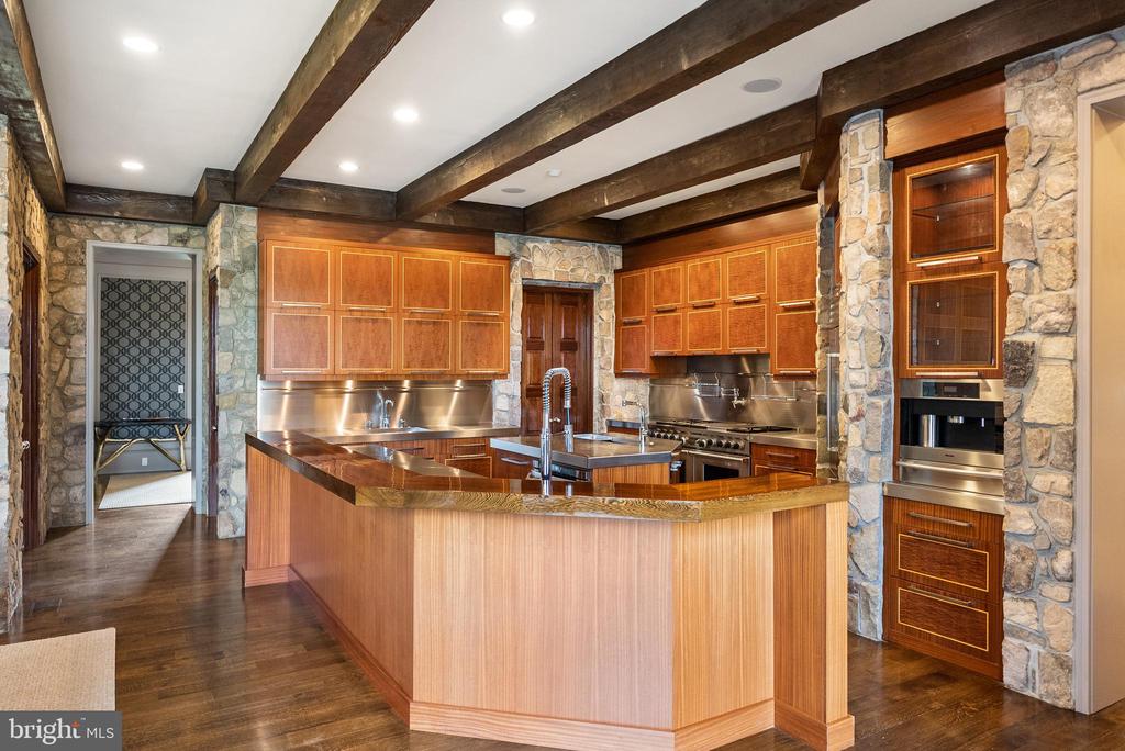 806 Coachway