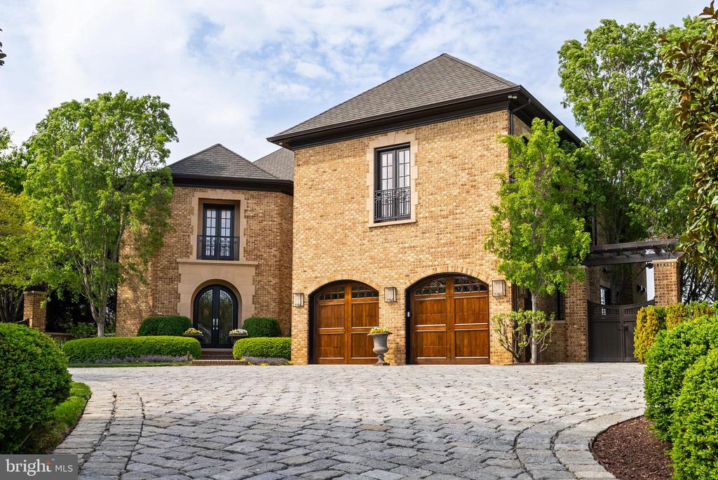 806 Coachway