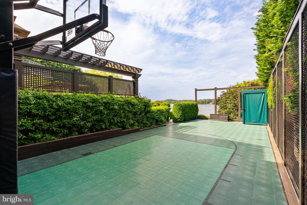 806 Coachway