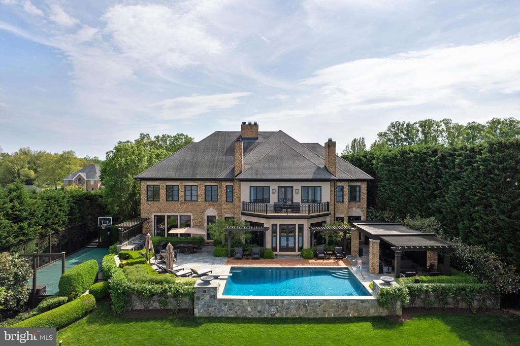 806 Coachway