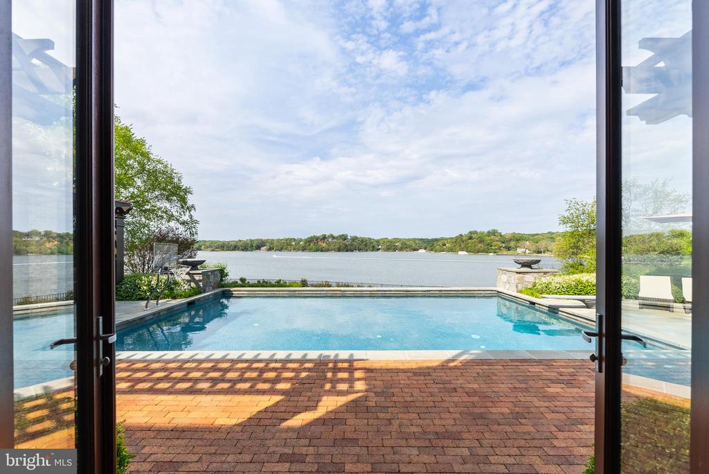 806 Coachway