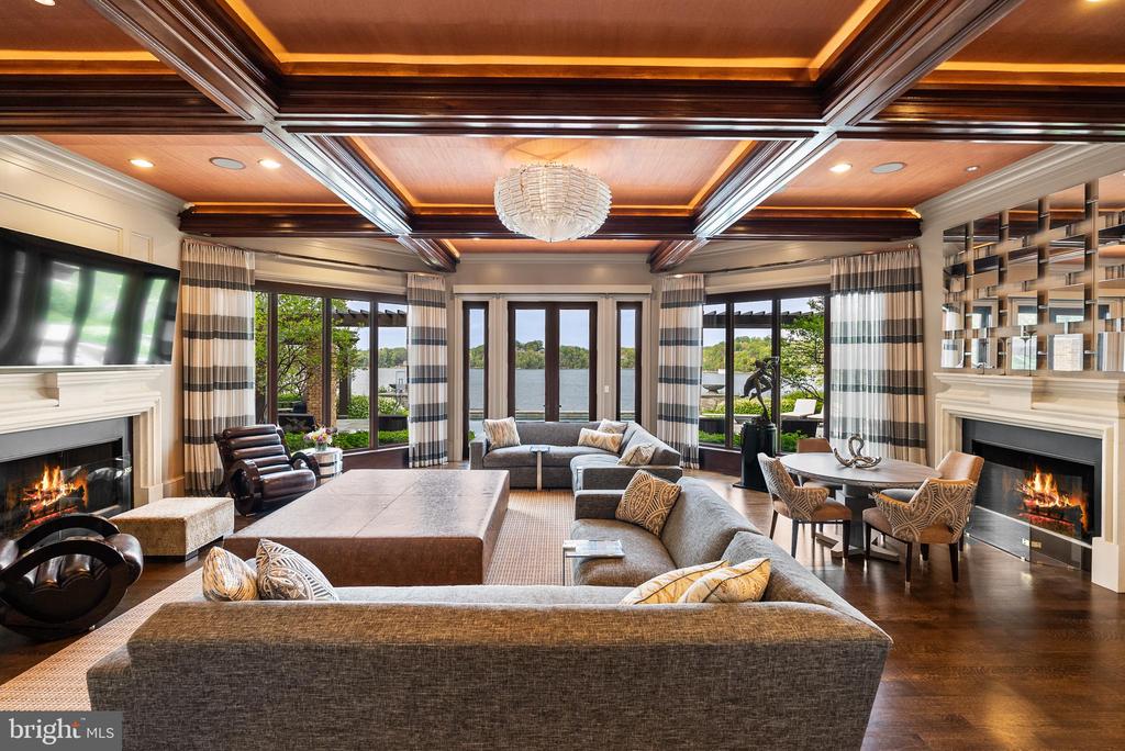 806 Coachway
