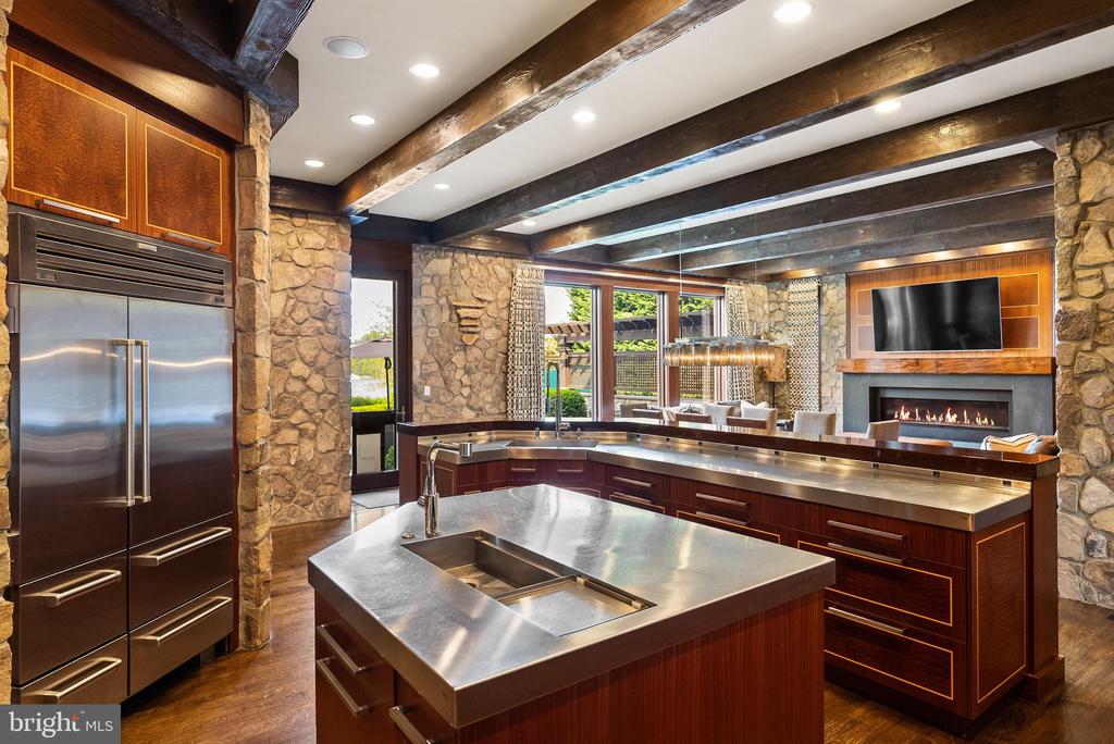 806 Coachway