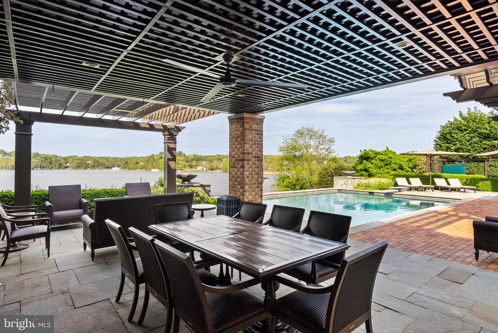 806 Coachway