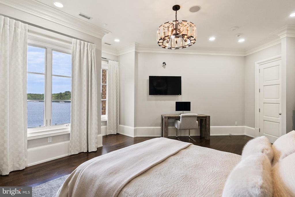 806 Coachway
