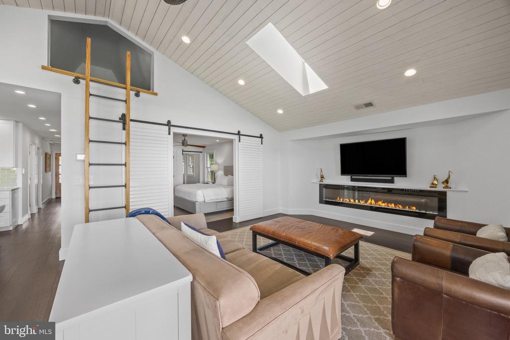 713 Cottage Dr
