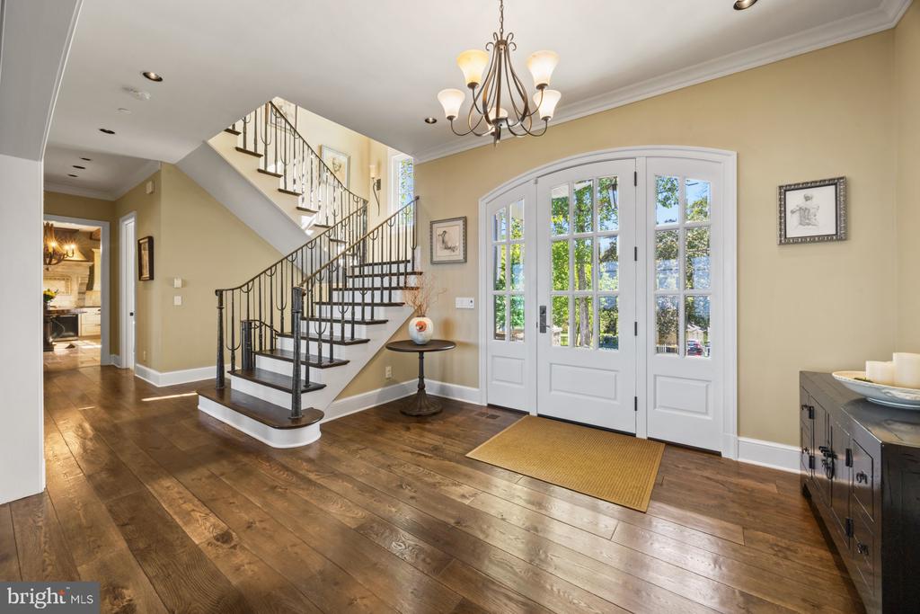 2512 Lyon Dr
