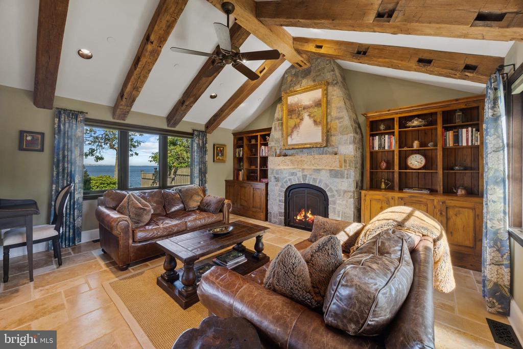 2512 Lyon Dr