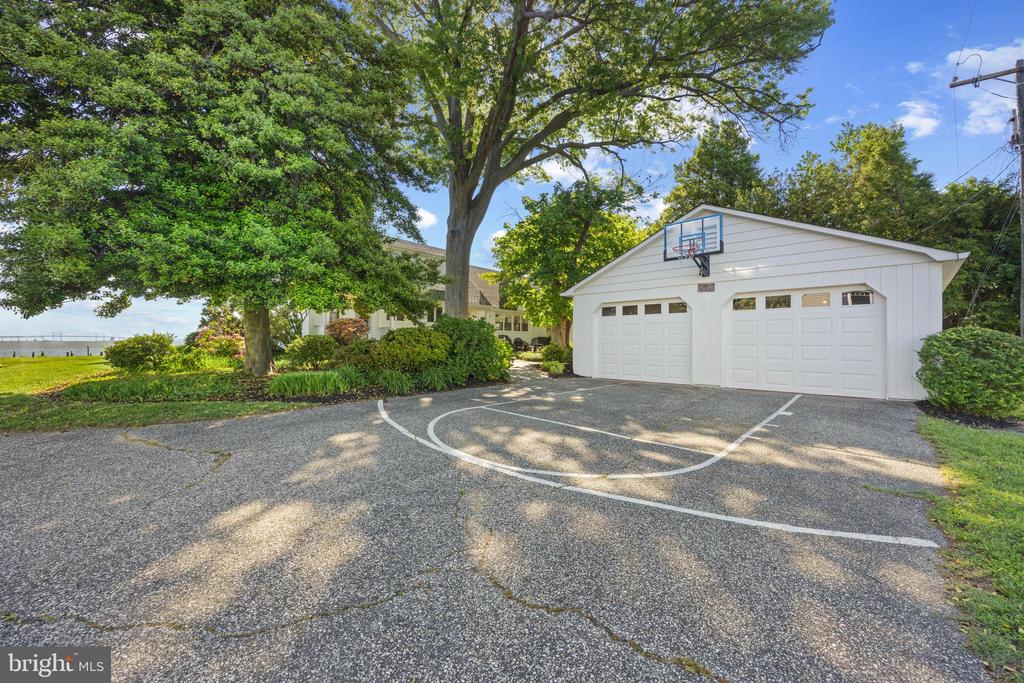 80 River Dr