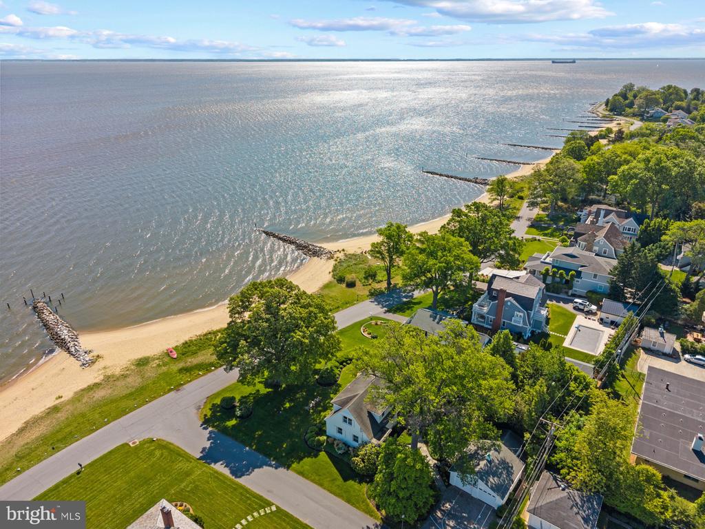 80 River Dr