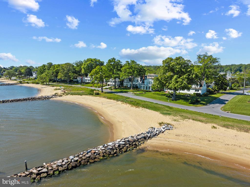 80 River Dr