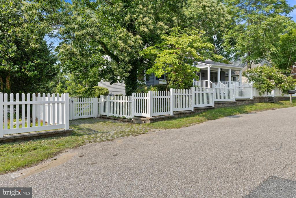712 Warren Dr