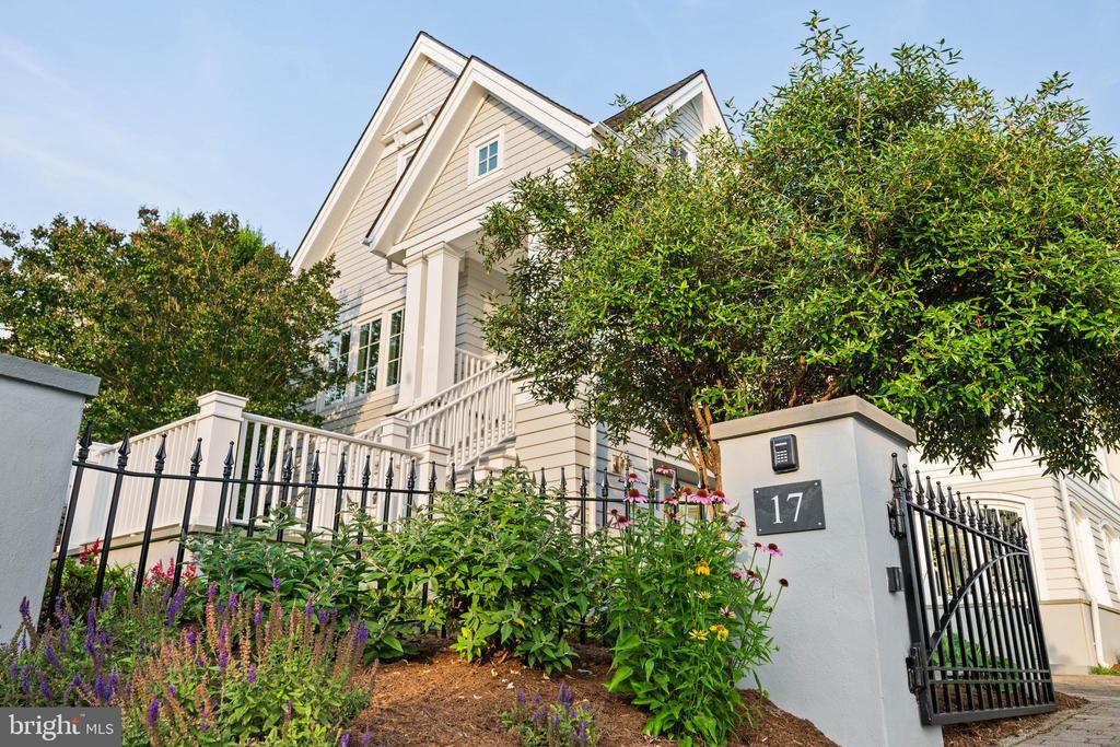 17 Revell St