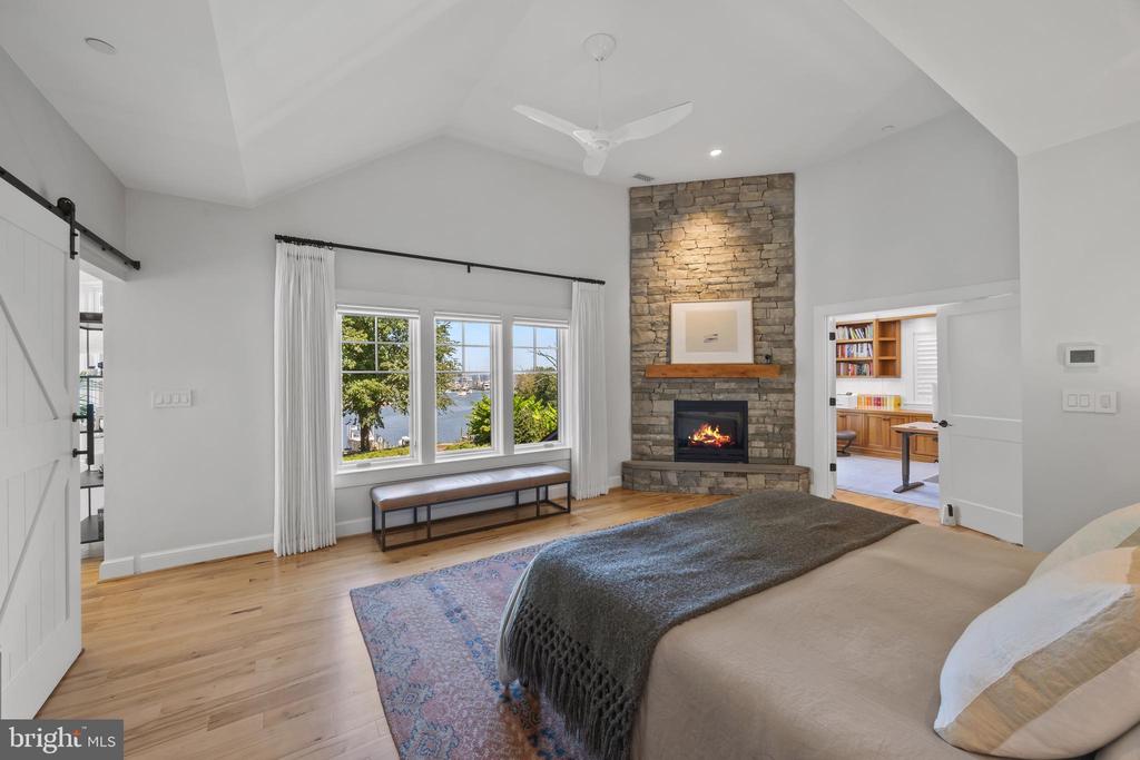 4 LITTLE HARBOR WAY
