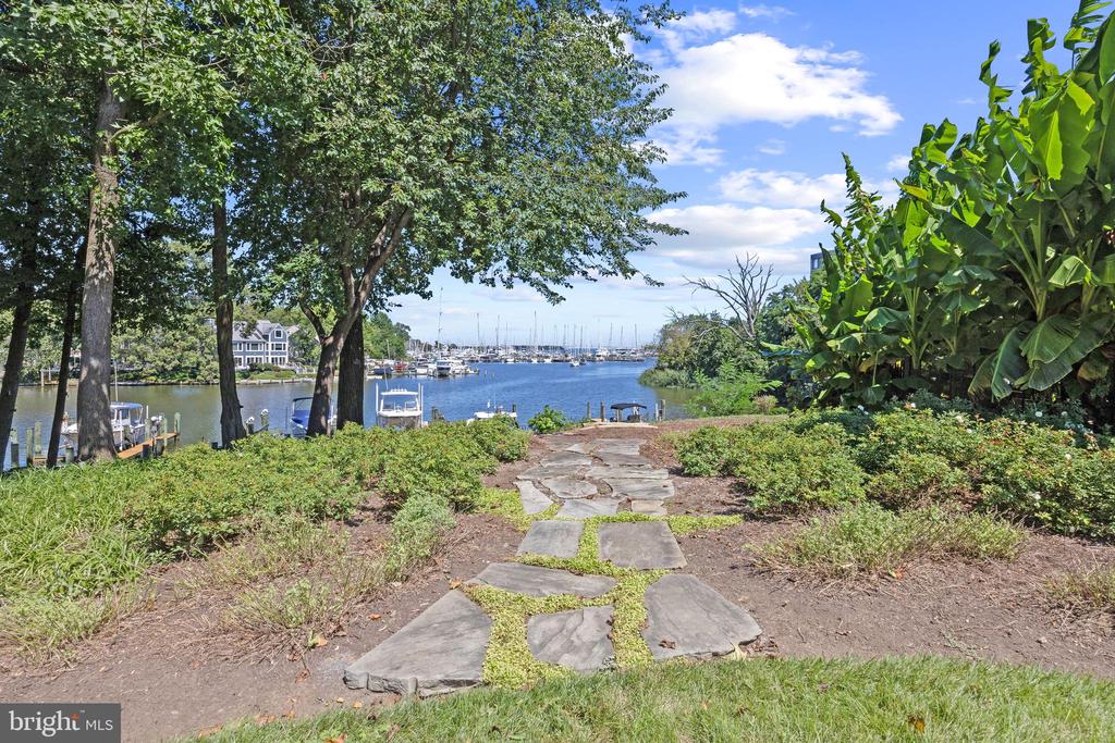 4 LITTLE HARBOR WAY