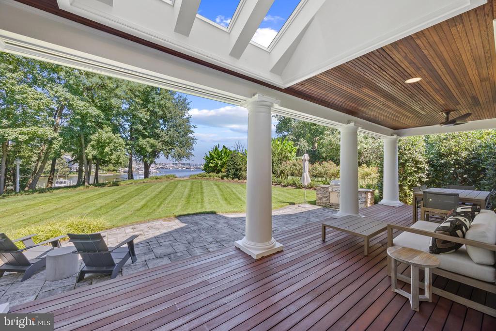 4 LITTLE HARBOR WAY