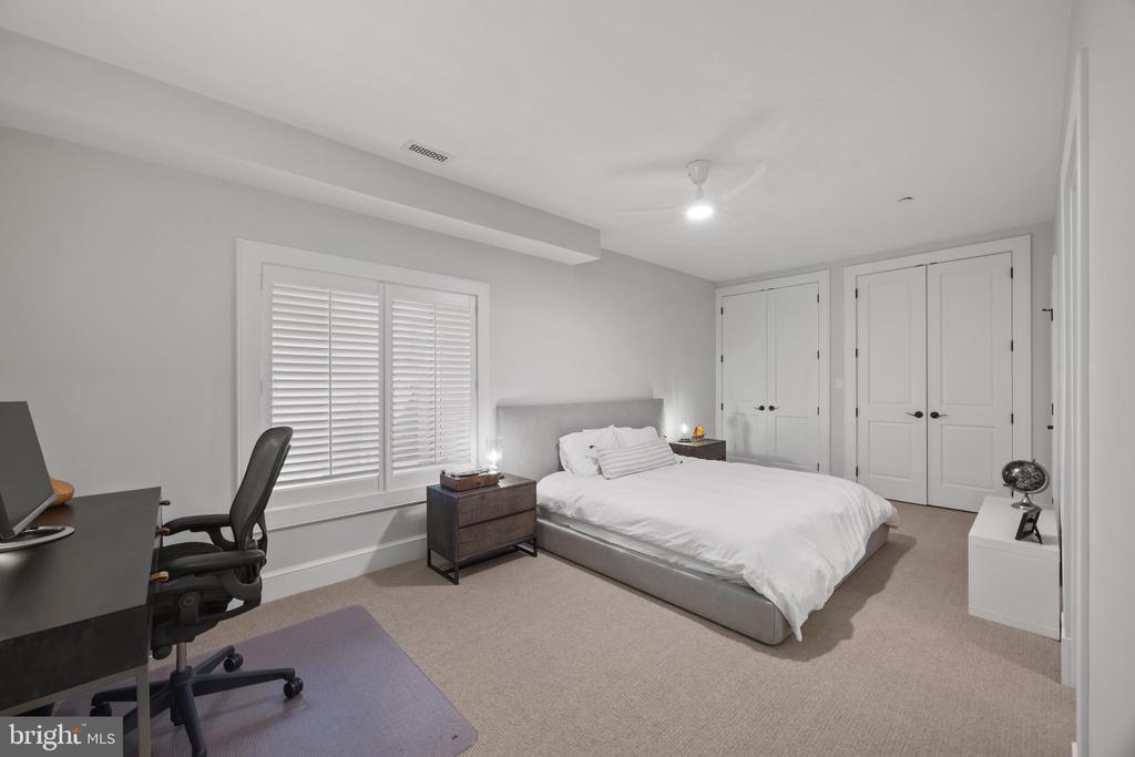 4 LITTLE HARBOR WAY