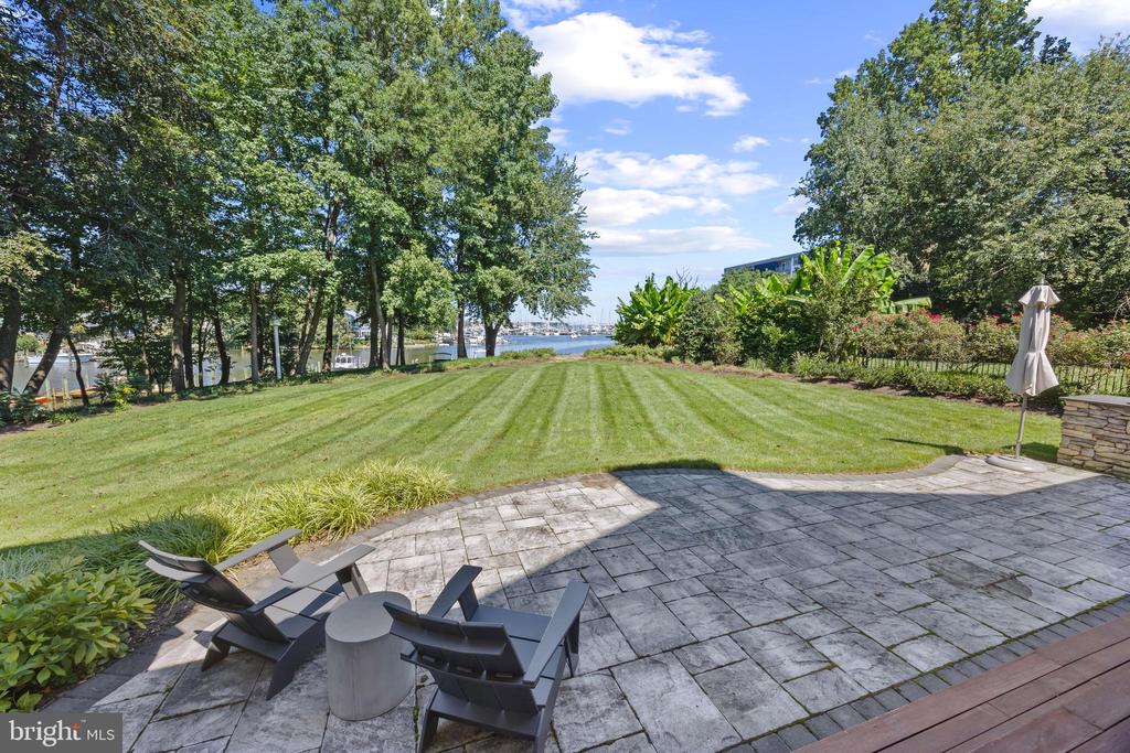 4 LITTLE HARBOR WAY