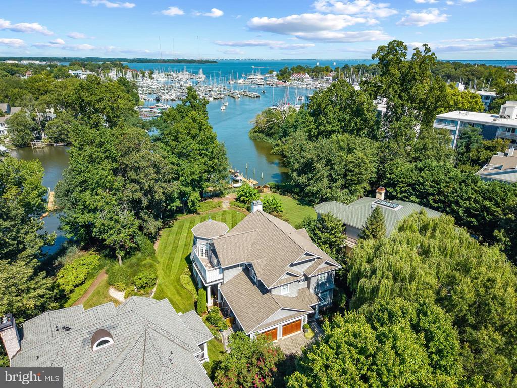 4 LITTLE HARBOR WAY