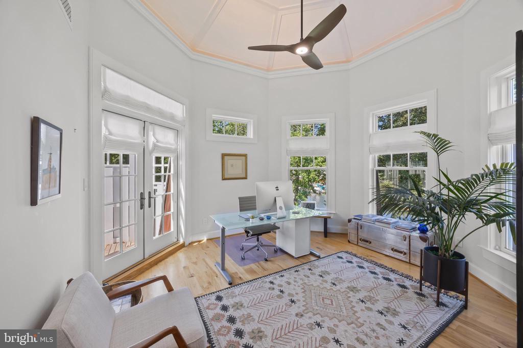 4 LITTLE HARBOR WAY