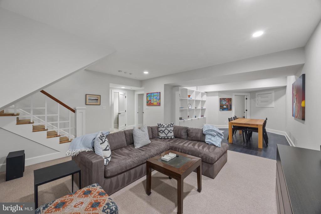 4 LITTLE HARBOR WAY