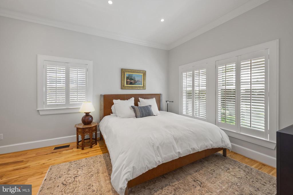 4 LITTLE HARBOR WAY
