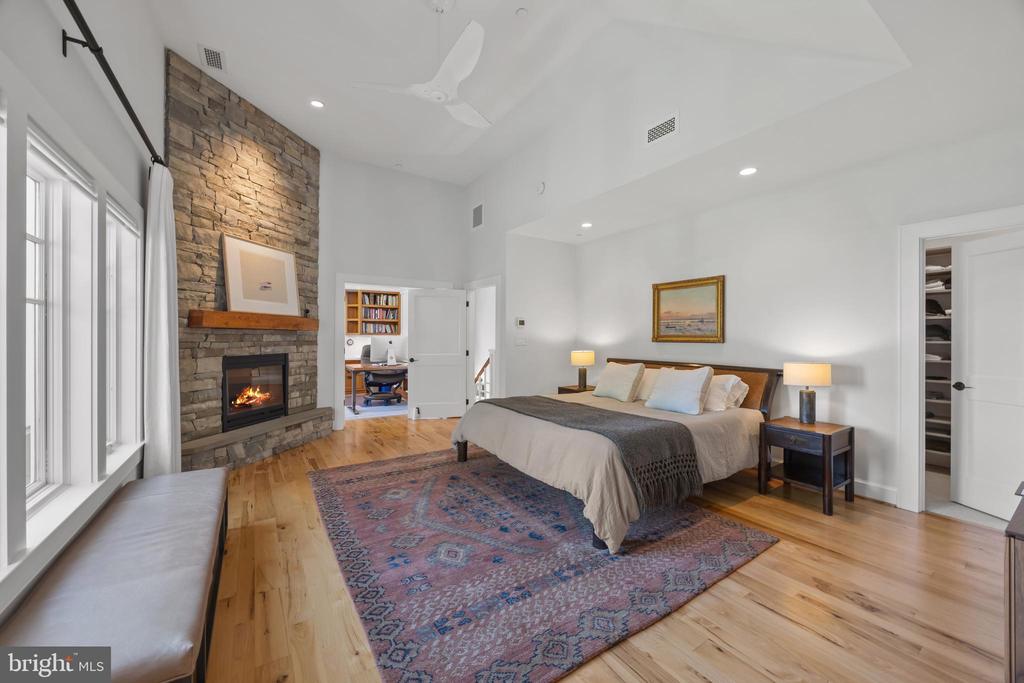 4 LITTLE HARBOR WAY