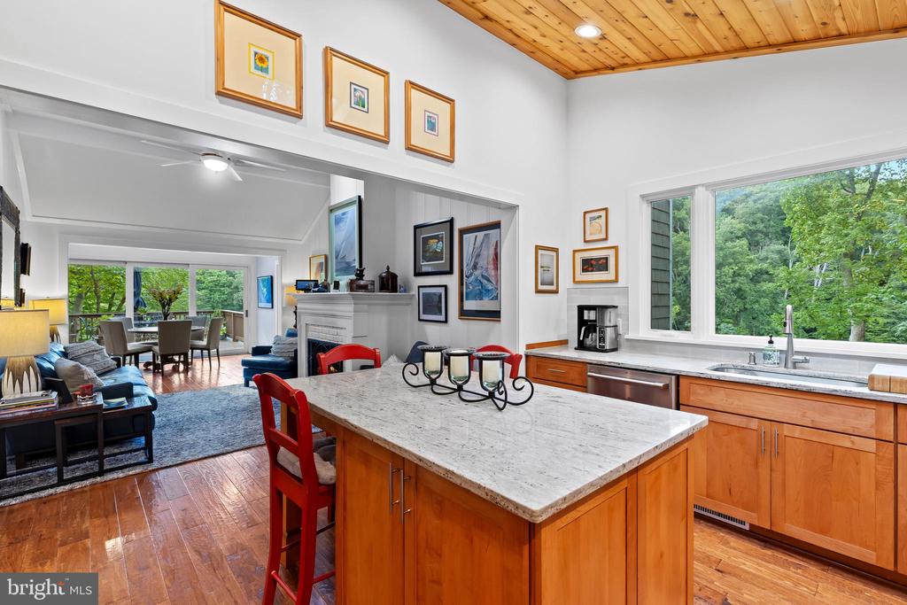 1428 RAVINE WAY