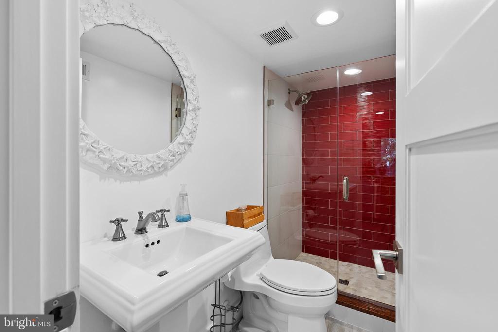 1428 RAVINE WAY