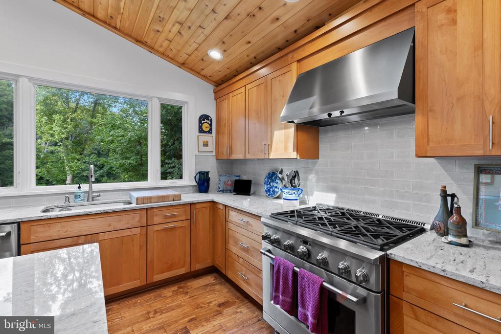 1428 RAVINE WAY