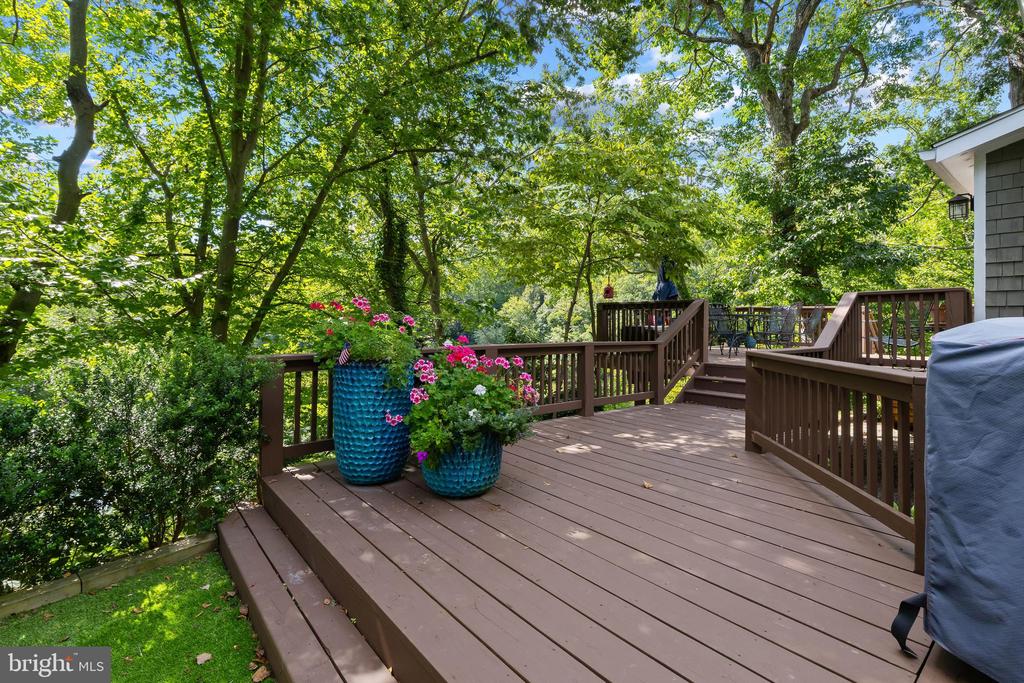 1428 RAVINE WAY
